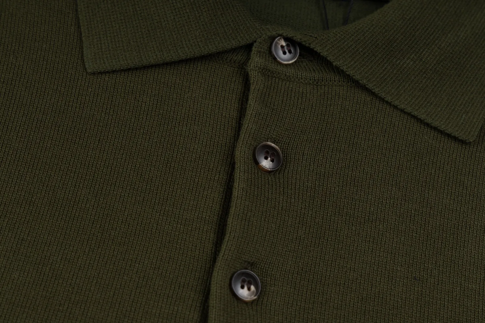 P206 Style number: R07 Ralph Lauren knitted pony embroidered lapel polo shirt three-button pullover open chest long-sleeved sweater. Official website synchronized. Same style for men and women. Classic cotton yarn. 100% white cotton. High-quality goods. Classic style has always been very popular! The workmanship details are very good! The simple lapel polo pullover sweater is always the standard, with classic brand embroidery on the chest! All major stars have the same style! Best for couples. High quality goods! Xinjiang cotton micro-elastic and smooth fabric is of great quality. Pure cotton is soft and skin-friendly. Color #White Blue Gray Dark Gray Khaki Military Green Navy White Label Navy Blue Red Label Black Red Label Black White Label Pink Size#S M L